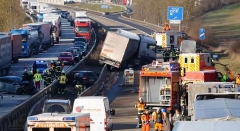 Órákig állt a forgalom: súlyos tömegbaleset történt az autópályán – videó