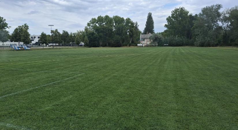 Villámgyors hátraarcot vágott a balatonszemesi önkormányzat, a tiltakozás és a kérdéseink után már nem akarja eladni az akár milliárdokat érő futballpályáját