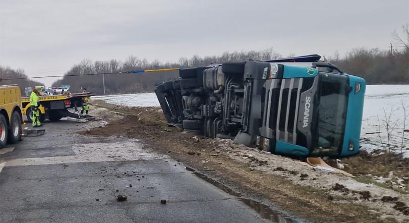 Árokba hajtott, majd az oldalára borult egy kamion a 44-esen