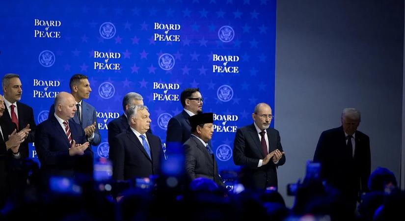 Képeken a történelmi pillanat: így alakult meg a Béketanács