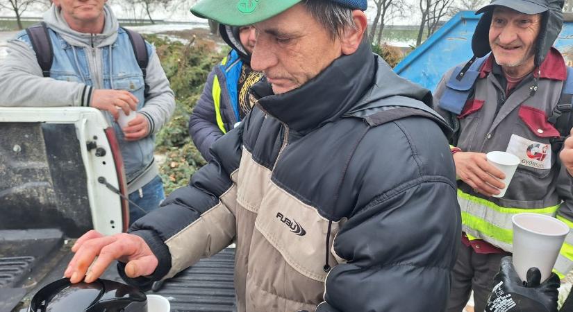 Forró teával segíti a hidegben dolgozó munkatársait a Győr-Szol Zrt.