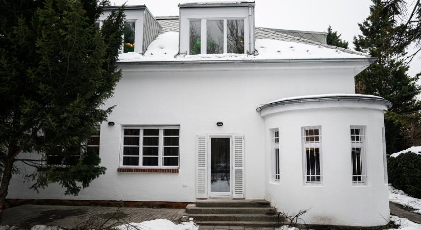 Átadták Esterházy Péter felújított rómaifürdői otthonát