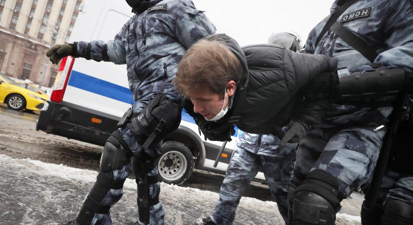 Már több mint 1000 embert őrizetbe vettek a Navalnij melletti tüntetések miatt Oroszországban
