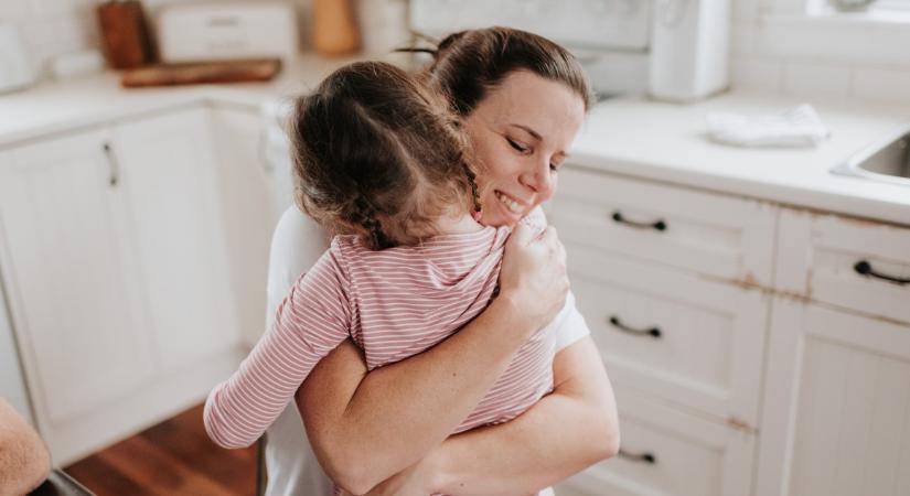 Érzékeny gyerekek: a szorongó kötődés 4 jele