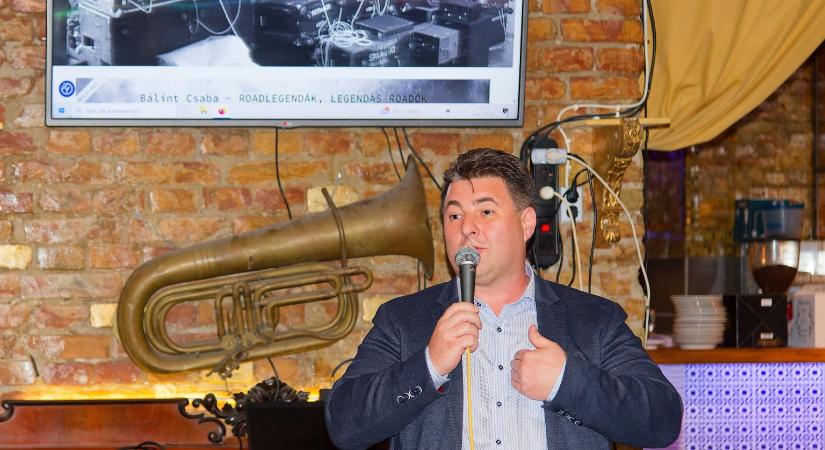 DPK-tag lett a népszerű rockzenekar énekese – jelentette be a fideszes képviselő, majd koppant egy nagyot