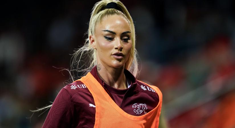 Angliába igazolt a világ legnépszerűbb női labdarúgója