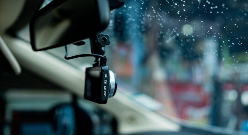 Így bukhatnak le a pofátlan szabálytalankodók - mikor és hogyan éri meg fedélzeti kamerát használni az autóban?
