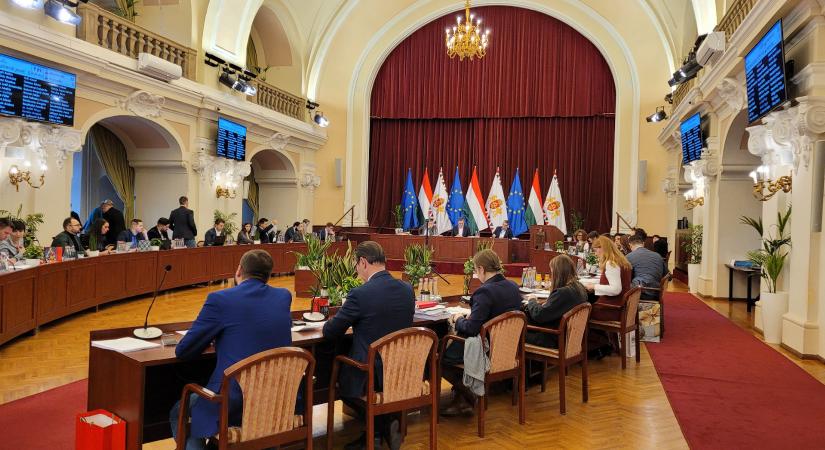 Egy fővárosi javaslat fellépne a „buliturizmust” kiszolgáló hajók ellen