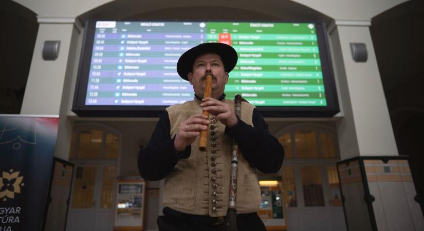 Karszalag és zene a peronon – különleges megemlékezés a Magyar Kultúra Napján Szegeden