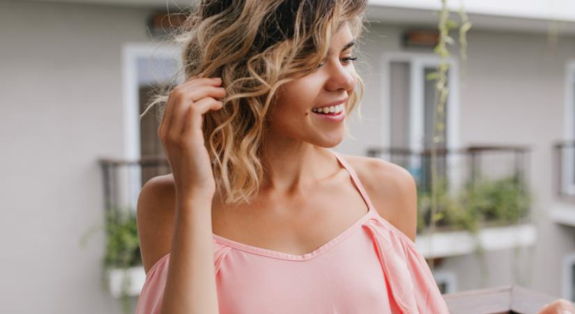 Mit jelent, ha valaki beszélgetés közben a haját csavargatja?