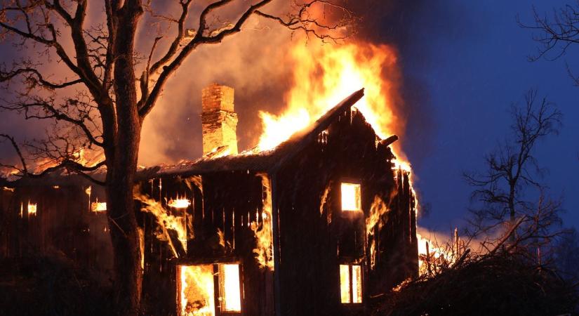 Egy épület megsemmisült a tűzben, és egy lakókocsi is leégett Zalaegerszegen