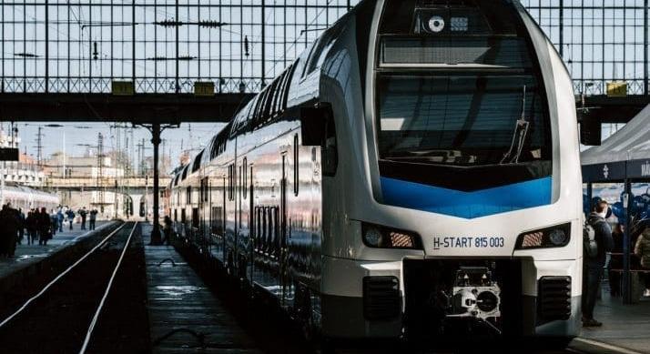 Újabb vasúti baleset Spanyolországban: vonat ütközött egy daruval