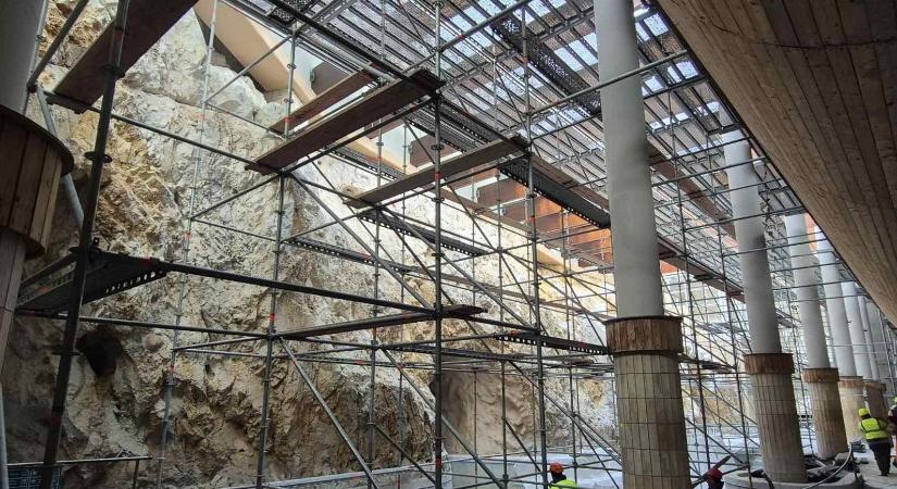 Barlangfürdő: kezdődik a tetőszerkezet újjáépítése