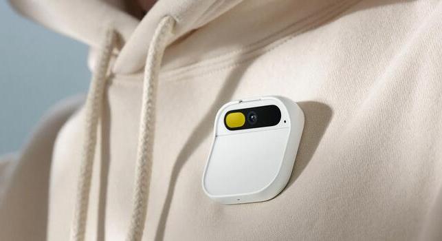 A Humane már belebukott, de az Apple is megpróbálkozik az AI-kitűző gyártással