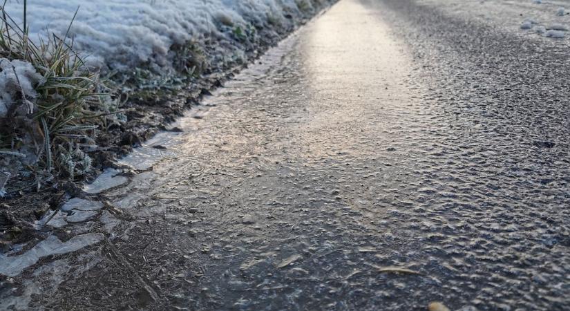 Fontos figyelmeztetést tett közzé a Magyar Közút az ónos eső miatt – videó