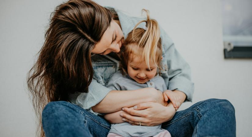 „Egy héttel a szülés után főtt étellel kellett várnom a vendégeket.” – Irreális elvárások, amiknek egy anyának meg kell felelnie