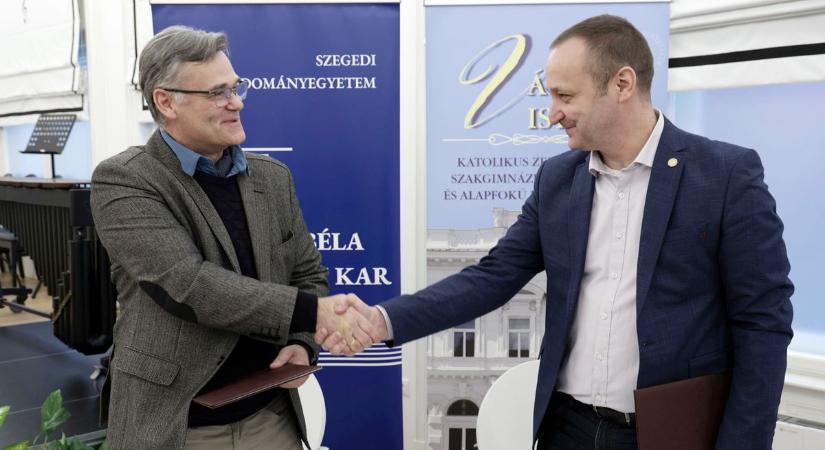 Két évtized együttélés után jött a „házasság”: aláírták a megállapodást – galériával