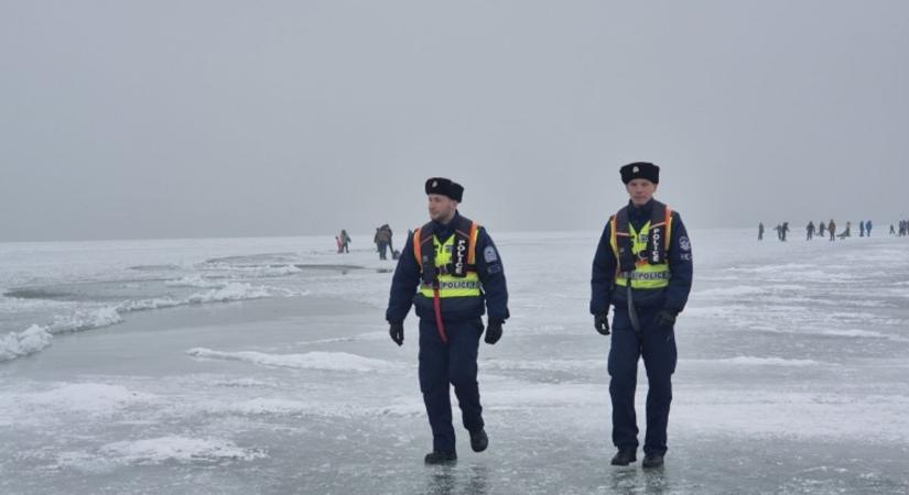 A móló közelében sétált, nem gondolta, hogy ott is veszélyes lehet a Balaton jege