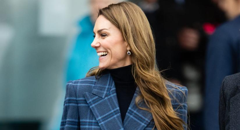 Katalin hercegné divattervezőnek állt: saját tervezésű kabátban lépett a tömeg elé