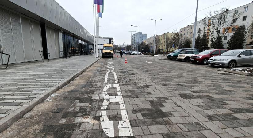 Rendőrségi akció a Tiszavirág Sportuszoda előtt