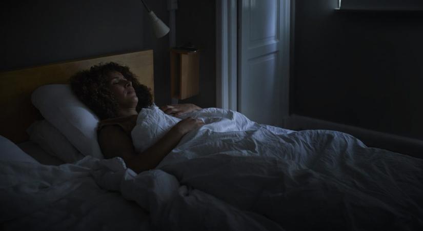 Az orvos elmagyarázza, milyen okai lehetnek annak, ha az éjszaka közepén felkelünk pisilni