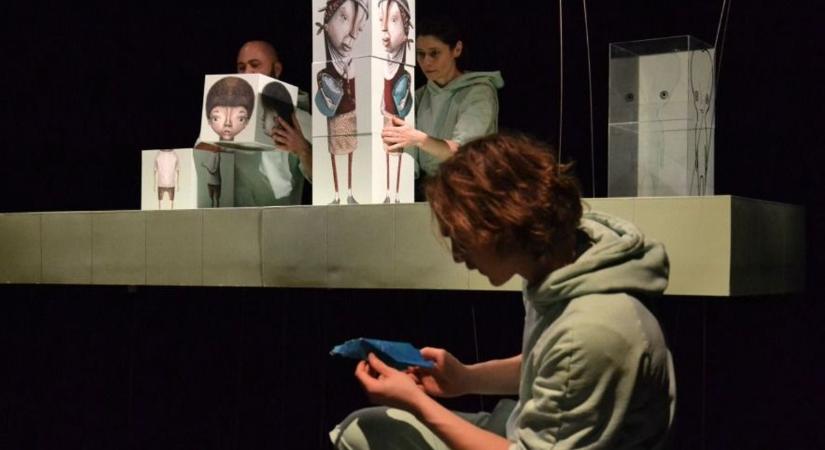 Érzékeny kockajáték: a csend hangjai - vagy egy kis szappanopera a Meseboltban