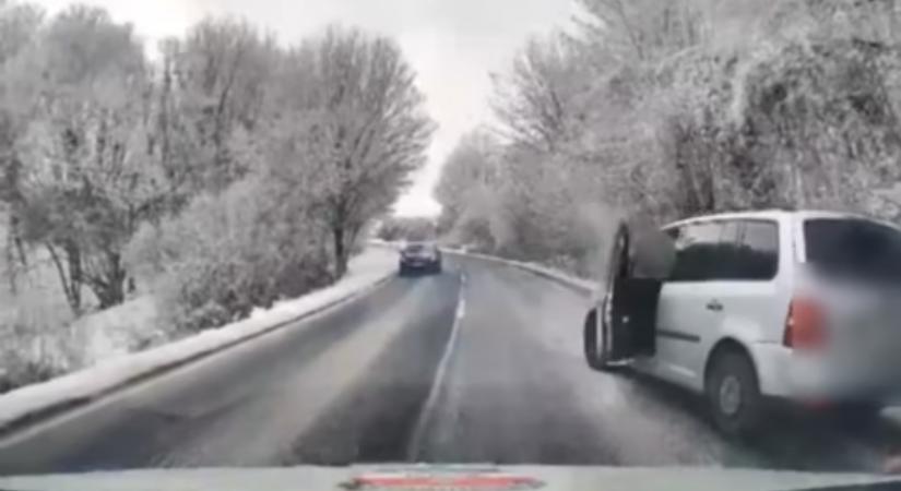 Úgy összeverte az osztálytársát a zirci fiú, hogy kihívták a rendőröket, mire beugrott a családi autóba és a hátsó ülésen a kétéves kistesójával menekülni kezdett