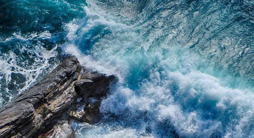 Rettenet a magyarok kedvenc üdülőhelyén: betört ablakok, a sínek a levegőben lógnak