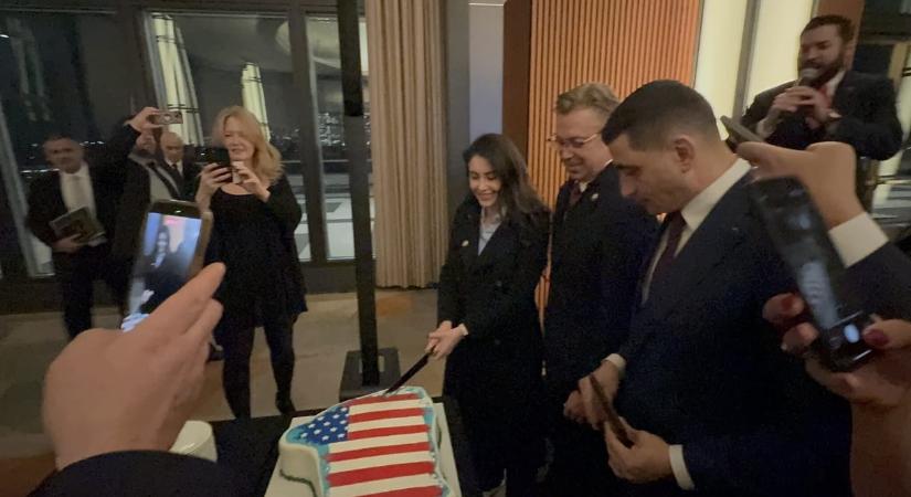 Grönland alakú tortát szeletelt George Simion Washingtonban, az Európai Parlament alelnöke azt üzente: akadjon a torkán!