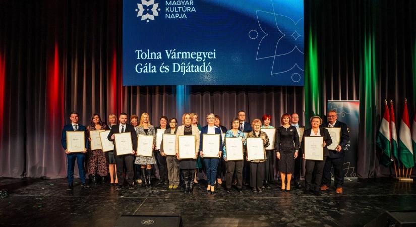 Nem mindennapi névsor: ők kaptak díjat a magyar kultúra napján Szekszárdon (galéria)