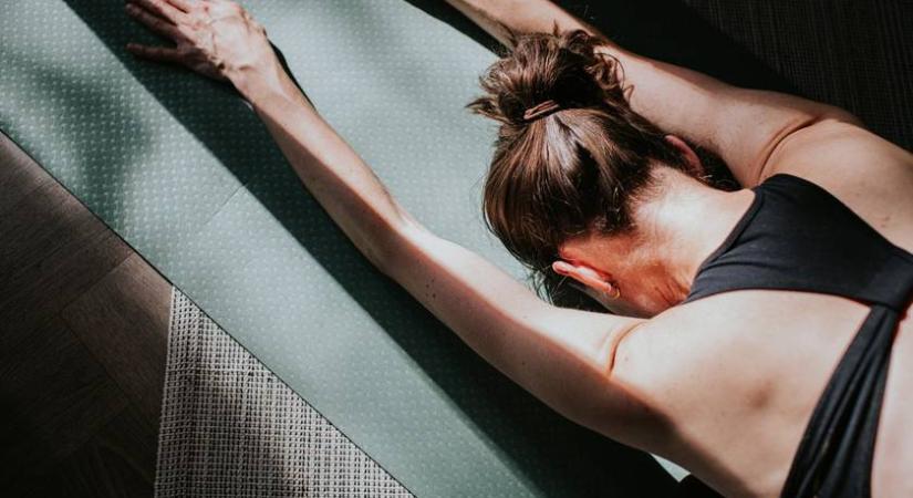 Megszünteti a fájdalmakat ez az egyszerű nyújtás: csak az ágyadra és egy párnára lesz szükség hozzá