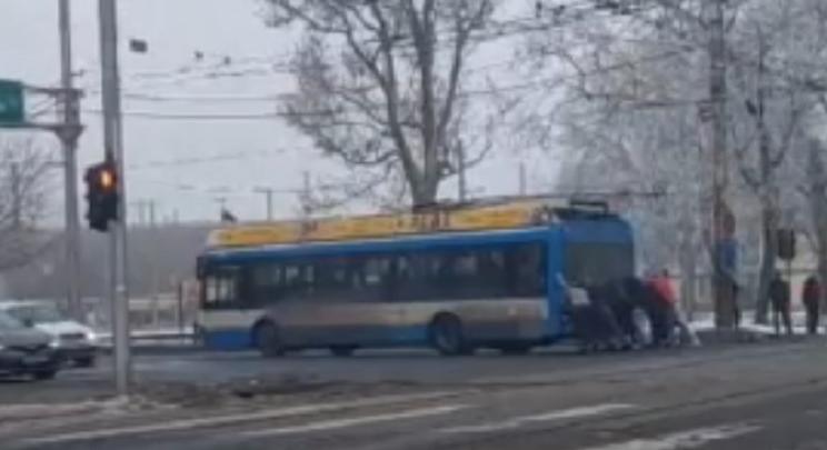 Lerobbant a troli Debrecenben, az utasoknak kellett betolnia a járművet