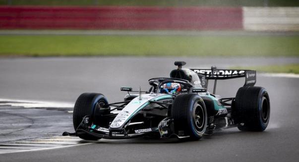 Pályán a Mercedes, nem siet a McLaren: csütörtöki F1-es hírek