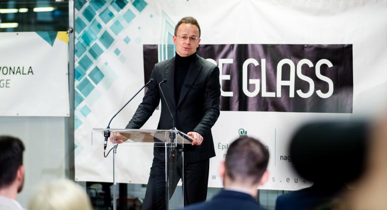 Szijjártó Péter: Betonbiztossá válik mintegy 180 dolgozó munkahelye Szatymazon