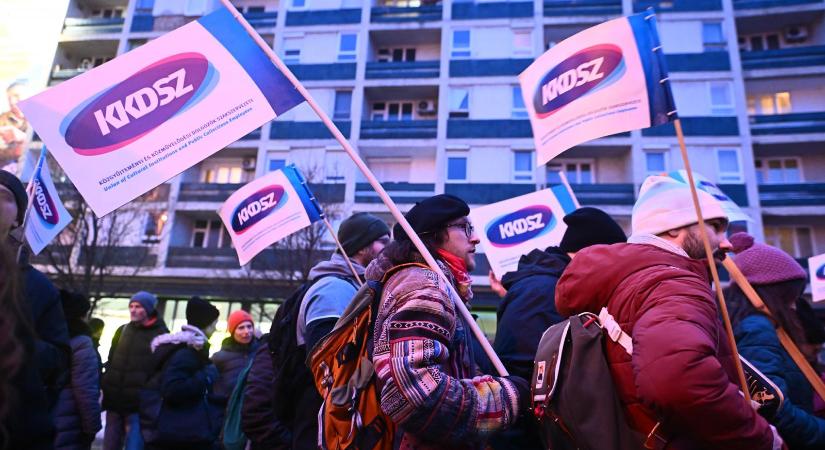 Béremelésért tüntettek a kulturális dolgozók