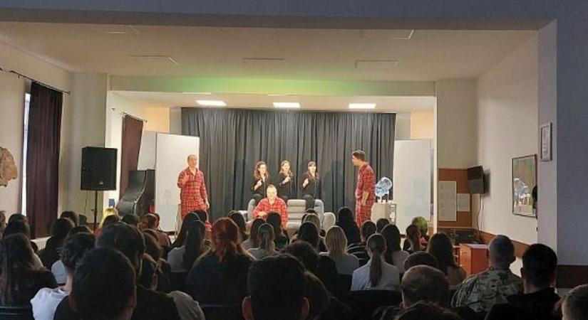 Kábítószer-megelőzési színházi előadást tartott a Rév Színház a csornai diákoknak - fotók