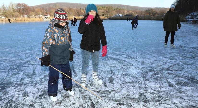 Tóátcsúszás: közös korcsályázás és vidám mulatság Orfűn