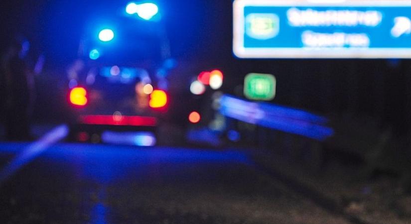Riadalom csütörtök este: szalagkorlátnak csapódott egy jármű a 6-os főúton