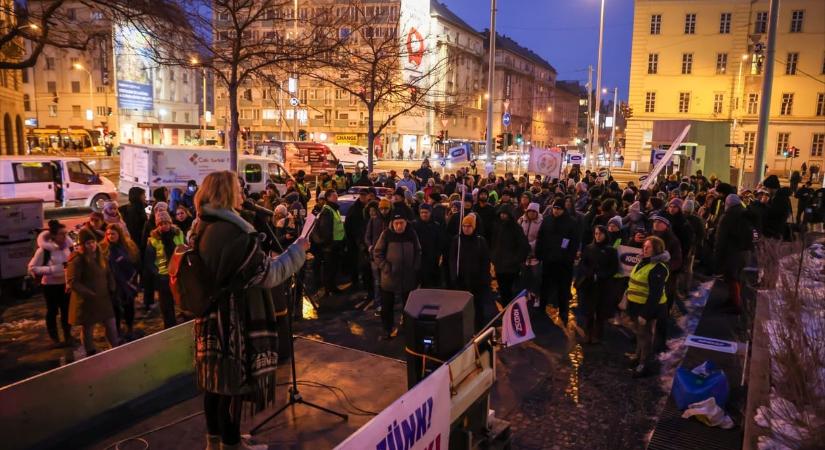 „Égbekiáltó szégyen” – béremelésért tüntettek a múzeumi dolgozók