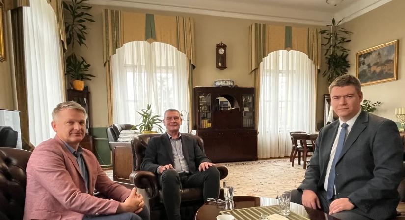 Vörösödik a Tisza: korábbi MSZP-s miniszterelnök-jelölt állt be Magyar Péter mögé