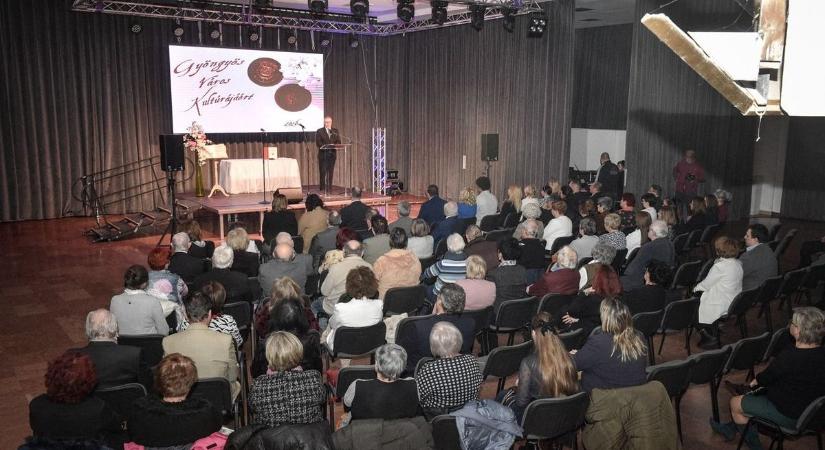 A díjazott inkább énekelt volna - átadták Gyöngyös kulturális kitüntetését