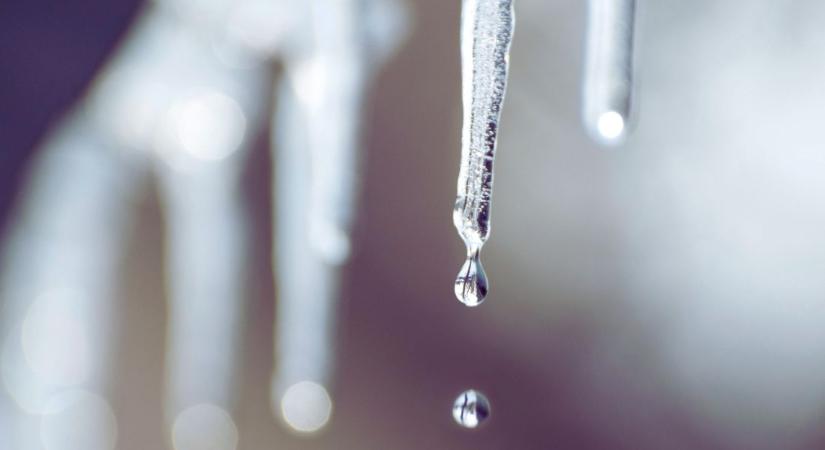 Enyhülés váltja a fagyokat: esős, borús hétvége vár ránk