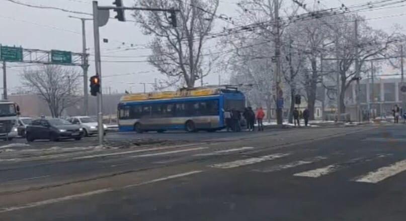 Utasok tolták a kereszteződésnél leállt trolit Debrecenben - videó