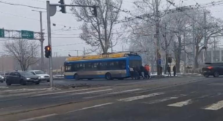 Videón, ahogy az utasok toltak be egy trolibuszt Debrecenben