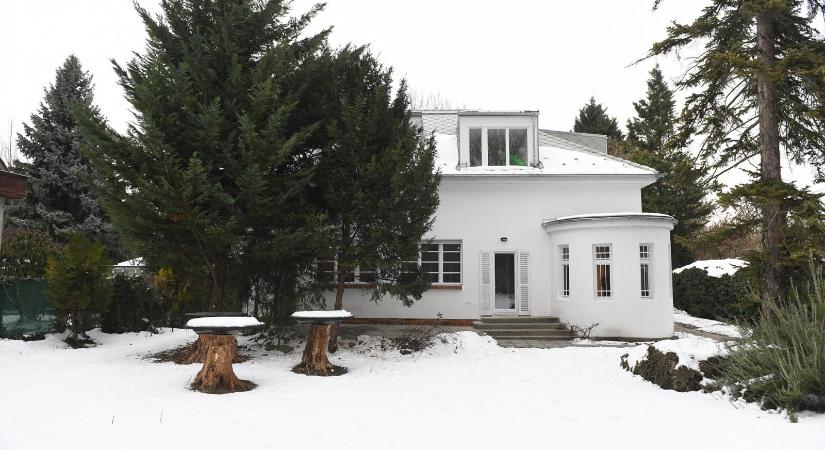 Egy civil kezdeményezés és több száz adományozó kellett hozzá, hogy megmenekülhessen Esterházy Péter egykori otthona