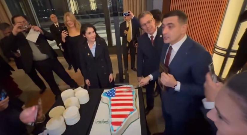 Akadjon a torkodon! – üzenték a Grönland alakú tortát szeletelő Simionnak