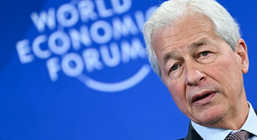 Trump ötmilliárd dollárra perli a JPMorgan Chase bankot és a vezérigazgatóját, mert szerinte politikai okokból szüntették meg több számláját