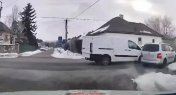 Családi autóval, a kistestvérével a hátsó ülésen menekült a zirci fiú, aki úgy megverte az egyik diáktársát, hogy kihívták a rendőröket