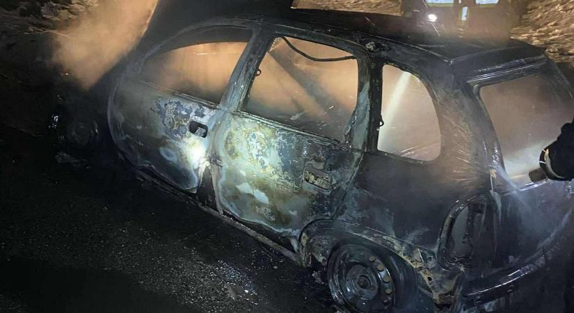 Kigyulladt és teljesen elégett egy autó Sokorópátkán - fotók