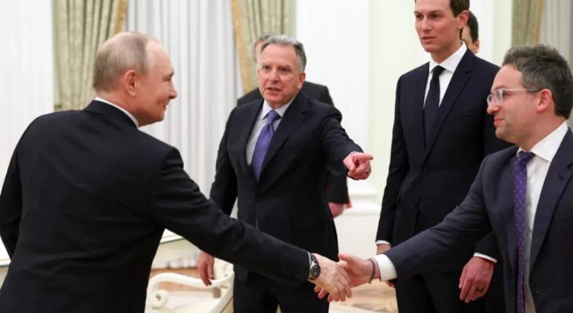 Már Moszkvában egyeztetnek az amerikaiak Putyinnal